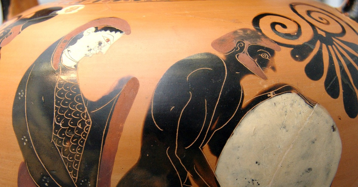 Biết rằng không thể chống lại các vị thần, Sisyphus dặn vợ rằng sau khi ông chết thì không được mai táng như một vị vua với những lễ nghi trang trọng. Thay vào đó, ông dặn vợ để thi hài của mình giữa quảng trường công cộng.