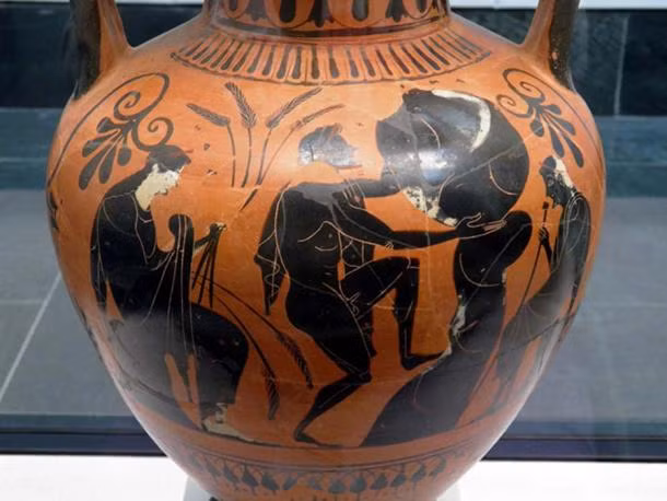 Sisyphus là con trai của Aeolus - nhà vua Thessaly. Trong thần thoại, vua Sisyphus đã chứng kiến thần Zeus bắt cóc Aegina - con gái của Asopus. Khi ấy, Sisyphus hứa sẽ tiết lộ cho Asopus về việc ai đã bắt cóc Aegina. Đổi lại, Asopus sẽ tạo ra mùa xuân vĩnh cửu cho thành phố của Sisyphus.