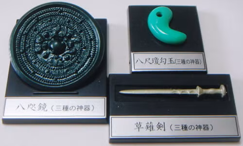 Một trong 3 bảo vật thiêng liêng đó là gương thần Yata no Kagami - Bát Chỉ kính. Theo truyền thuyết, bảo vật này có niên đại hơn 1.000 năm tuổi. Các chuyên gia cho hay, Yata no Kagami được xem là bảo vật quý giá nhất trong Tam chủng Thần khí, được bảo quản ở Thần cung Ise thuộc tỉnh Mie. Trong ảnh là mô hình phỏng đoán hình dạng của ba báu vật Nhật Bản.