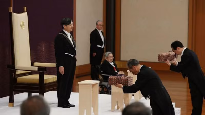 Bảo vật thứ 2 trong Tam chủng Thần khí là Kusanagi no Tsurugi - Thảo Thế kiếm. Một số chuyên gia hoài nghi bảo vật này được lưu giữ tại đền Atsuta của tỉnh Nagoya.