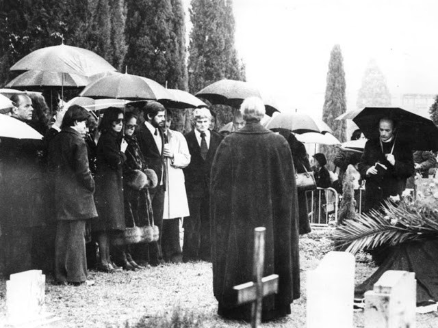 Nhờ hành động kéo dài thời gian của vợ Chaplin cùng các nghiệp vụ điều tra, cảnh sát bắt được Roman Wardas (24 tuổi) người Ba Lan và Gantcho Ganev (38 tuổi, người Bulgaria). Họ là dân tị nạn vượt biên sang Thụy Sỹ lên kế hoạch và gây ra vụ trộm thi hài động trời trên để kiếm một khoản tiền lớn đổi đời.