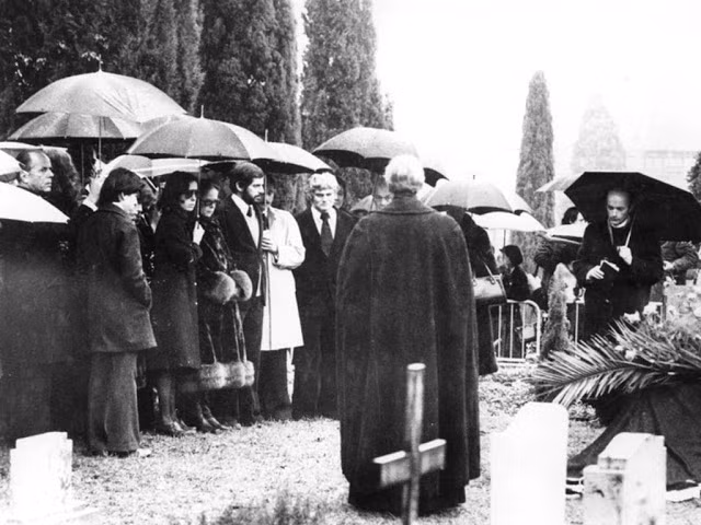 Nhờ hành động kéo dài thời gian của vợ Chaplin cùng các nghiệp vụ điều tra, cảnh sát bắt được Roman Wardas (24 tuổi) người Ba Lan và Gantcho Ganev (38 tuổi, người Bulgaria). Họ là dân tị nạn vượt biên sang Thụy Sỹ lên kế hoạch và gây ra vụ trộm thi hài động trời trên để kiếm một khoản tiền lớn đổi đời.