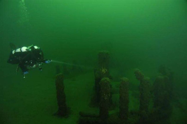 Theo các chuyên gia, cấu trúc bí ẩn nằm ở độ sâu 12,2m dưới lòng hồ Michigan. Phát hiện này nhanh chóng thu hút được sự quan tâm của công chúng.