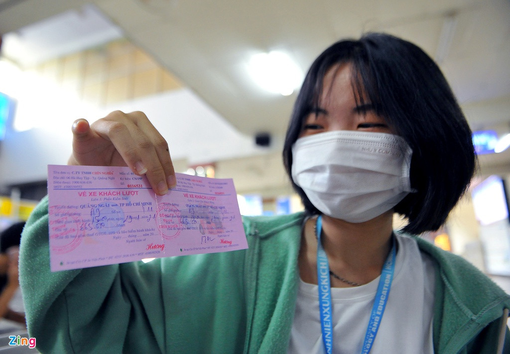 Bạn My, sinh viên Đại học Sư phạm Kỹ thuật TP.HCM, đến mua vé về Quảng Ngãi dịp Tết, với giá 665.000 đồng/vé. Đây là loại vé xe giường nằm thông thường (không phải dịch vụ VIP). Mức giá này cao hơn ngày thường khoảng 30%.