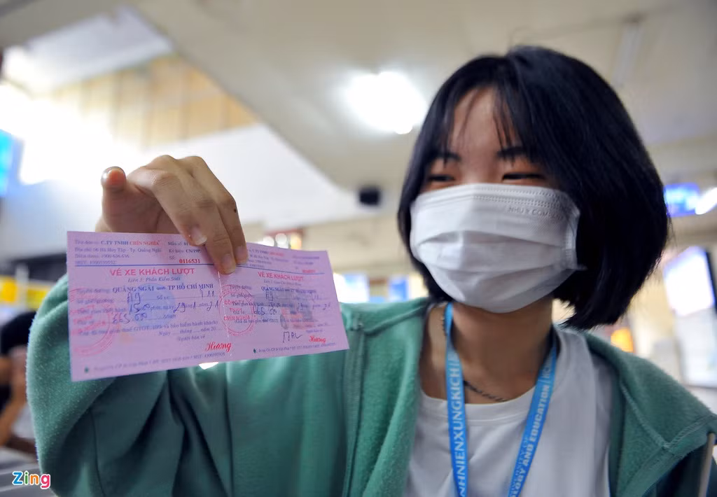 Bạn My, sinh viên Đại học Sư phạm Kỹ thuật TP.HCM, đến mua vé về Quảng Ngãi dịp Tết, với giá 665.000 đồng/vé. Đây là loại vé xe giường nằm thông thường (không phải dịch vụ VIP). Mức giá này cao hơn ngày thường khoảng 30%.