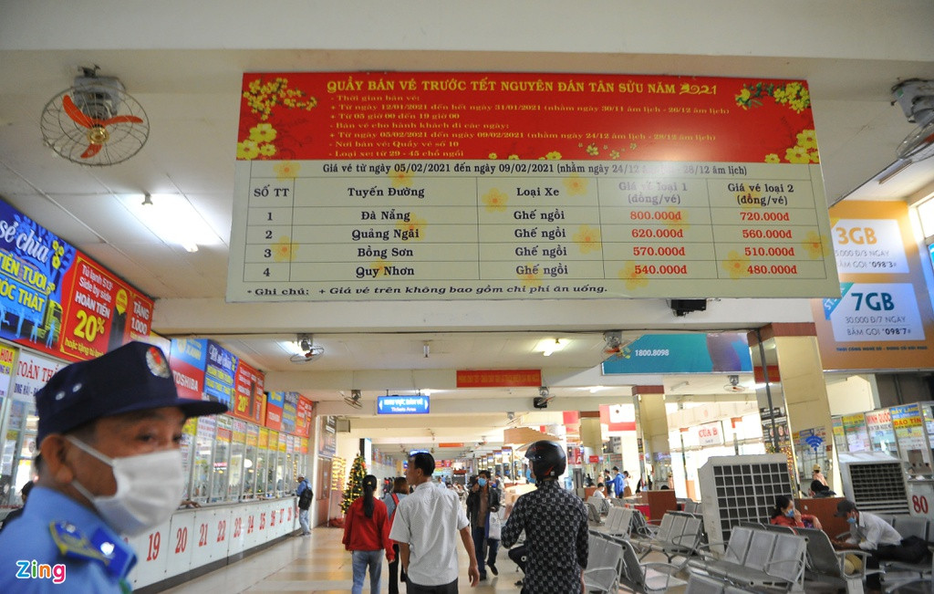 Sáng 13/1 tại Bến xe Miền Đông (cũ), nhiều hành khách đến chờ mua vé xe Tết. Tại đây họ nhận được vé trực tiếp. Đối với người mua online, họ sẽ được nhận phiếu giữ ghế và đổi vé sau. Theo ông Tạ Chương Chín, Phó giám đốc Công ty CP Bến xe Miền Đông, các tuyến xe Tết phục vụ người dân từ ngày 2/2 đến 21/2 (nhằm ngày 21/12 đến 10/1 Âm lịch).