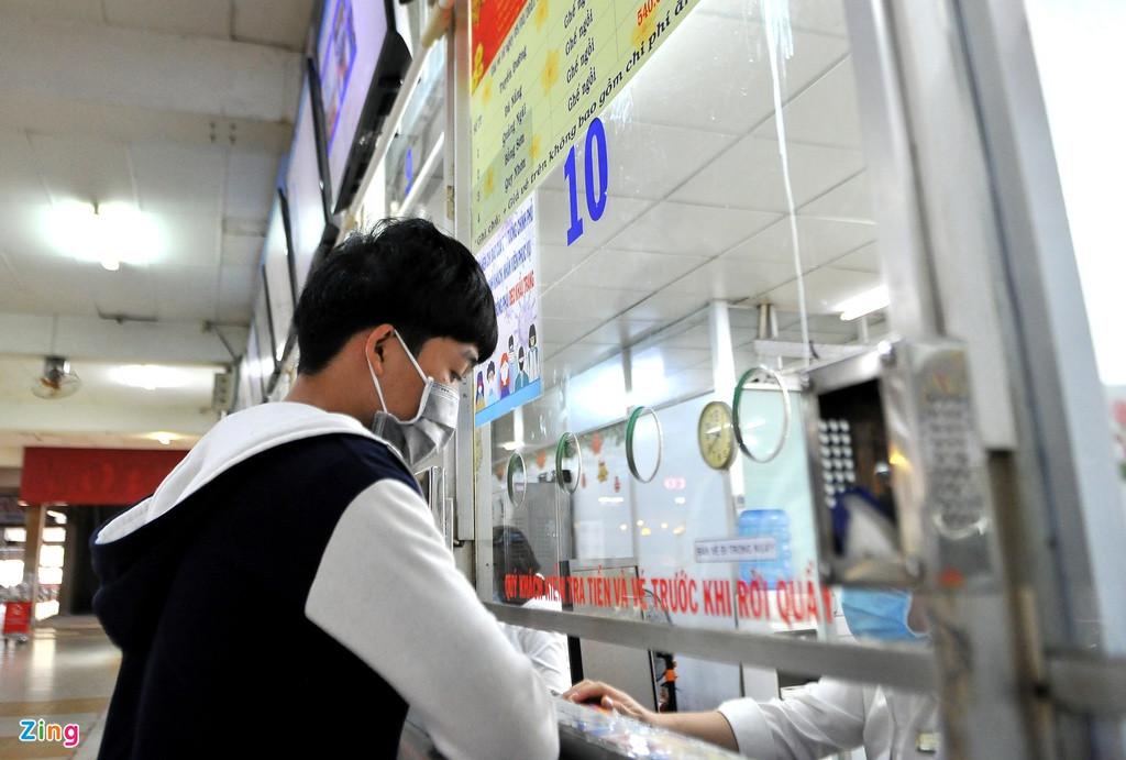 Quầy vé ủy thác (quầy số 10) vắng khách mua. Nhiều hành khách cho biết họ không thích đi xe ủy thác vì phần lớn là xe ghế ngồi (thay vì giường nằm), chất lượng dịch vụ không tốt bằng các hãng cố định. Mặt khác, giá vé xe ủy thác dịp Tết cũng tăng hơn ngày thường 10-30%, tức là không rẻ hơn xe dịch vụ cố định.