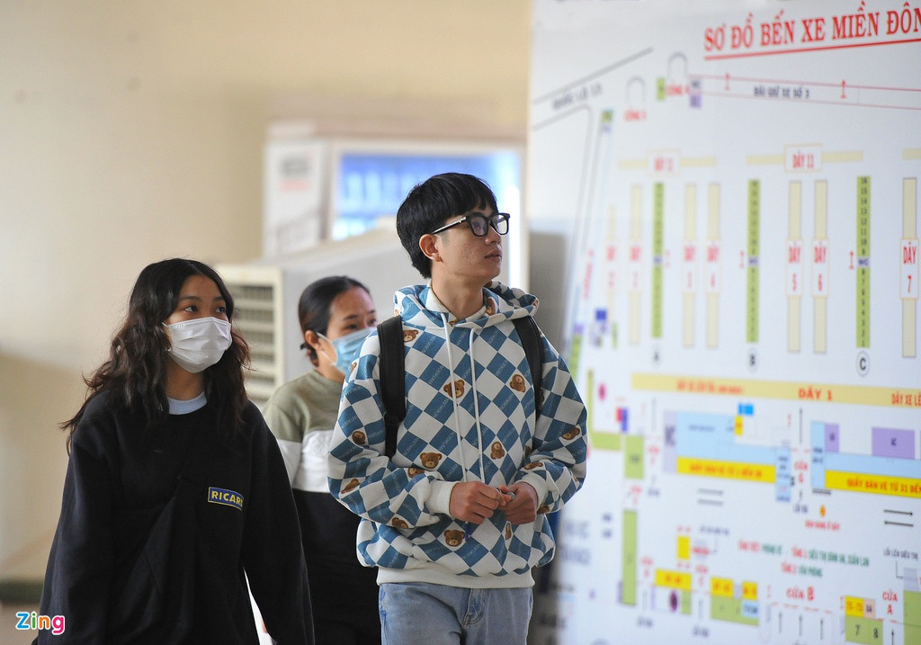 Cũng trong sáng 13/1, nhiều hãng xe từ TP.HCM đi miền Trung và Tây Nguyên đã hết vé xe giường nằm trong những ngày giáp Tết. Cụ thể, hãng xe Chín Nghĩa thông báo hết vé giường nằm từ 24 đến 28 Tết. Xe Phúc Thuận Thảo hết vé từ 24 đến 29 Tết; Phương Trang hết vé về các tỉnh miền Trung từ ngày 25 đến 29 Tết và đang tính phương án tăng cường…