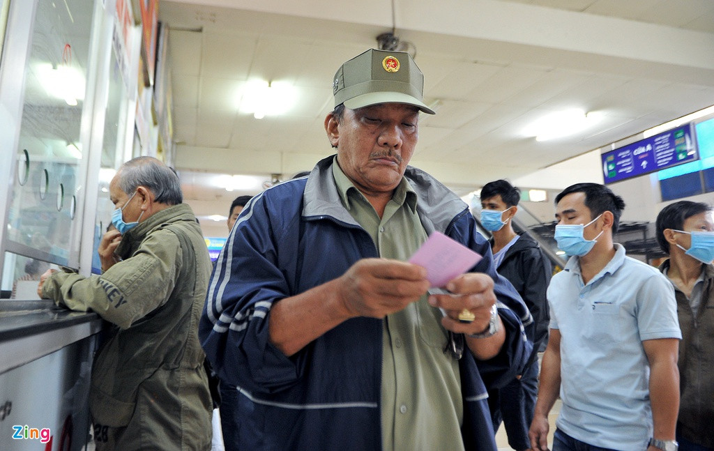 Ông Trần Danh, bảo vệ tổ dân phố phường 25, quận Bình Thạnh (TP.HCM), vừa mua được vé về Quảng Ngãi. Ông chọn xe giường nằm dịch vụ VIP, giá 1,2 triệu đồng/vé. Ông cho biết khá bất ngờ với mức giá này, khi ngày thường chỉ khoảng 600.000 đồng/vé.