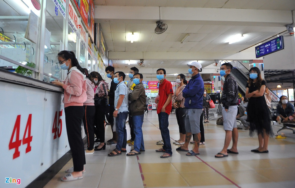 Ghi nhận tại nhà xe Chín Nghĩa, giá vé từ TP.HCM đi Quảng Ngãi và ngược lại trong dịp Tết tăng khoảng 1,5 lần đối với xe giường nằm và giường nằm cao cấp. Các nhà xe khác như Phương Trang, Phúc Thuận Thảo… từ TP.HCM đi các tỉnh miền Trung và Tây Nguyên giá đều tăng 40-50% trong dịp Tết.