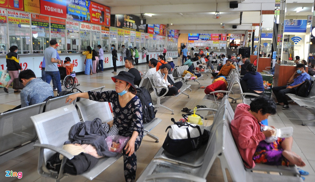 Song song với việc bán vé xe hãng dịp Tết, từ 12/1 Bến xe Miền Đông mở bán vé xe Tết ủy thác (các đơn vị vận tải ủy thác bến xe bán vé) tại quầy số 10, phục vụ hành khách từ 5h đến 19h. Tại đây bán vé từ TP.HCM về Đà Nẵng, Quảng Ngãi, Quy Nhơn, Bồng Sơn (Bình Định) vào các ngày từ 24 đến 28/12 Âm lịch.