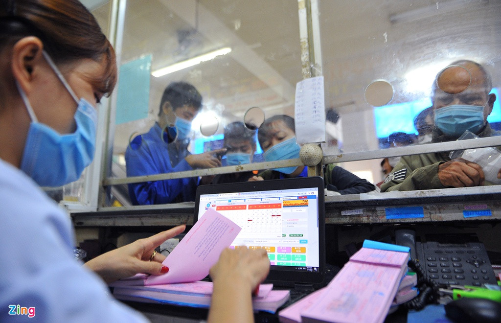 "Mỗi năm tôi về thăm quê một lần dịp Tết. Khi hay tin bến mở bán vé, tôi khẩn trương đến đây mua. Giá khá cao nhưng cầm được vé là tôi an tâm sẽ về quê đúng kế hoạch", ông Danh nói.