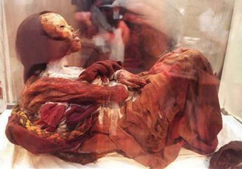 Đặc biệt, một tháng sau khi tìm thấy xác ướp Momia Juanita, các chuyên gia tìm thấy 2 thi hài trẻ em Inca cũng tại địa điểm trên. Với phát hiện này, các chuyên gia suy đoán những đứa trẻ đó có thể là "bạn đồng hành" của Momia Juanita trong buổi lễ hiến tế tại Ampato.