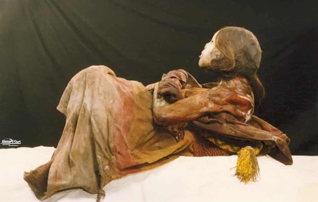 Kết quả chụp X quang xác ướp giúp các chuyên gia phát hiện thiếu nữ Inca tử vong sau một cú đánh bằng gậy vào đầu. Cú đánh mạnh này gây xuất huyết lớn và dẫn đến cái chết của Momia Juanita.