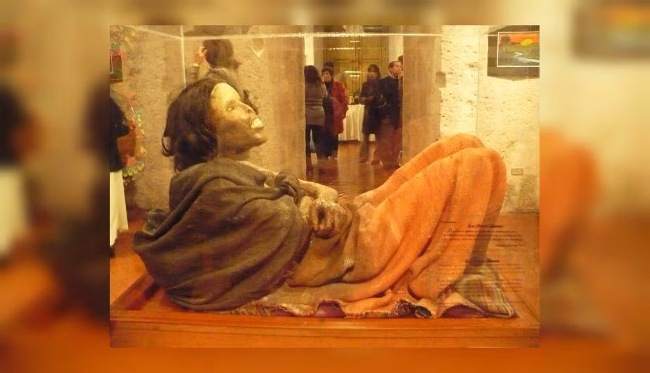 Theo các nhà nghiên cứu, Momia Juanita được hiến tế trong nghi lễ có tên gọi Capacocha. Người Inca thực hiện nghi lễ hiến tế này với vật tế thần là những đứa trẻ tốt nhất, khỏe nhất.