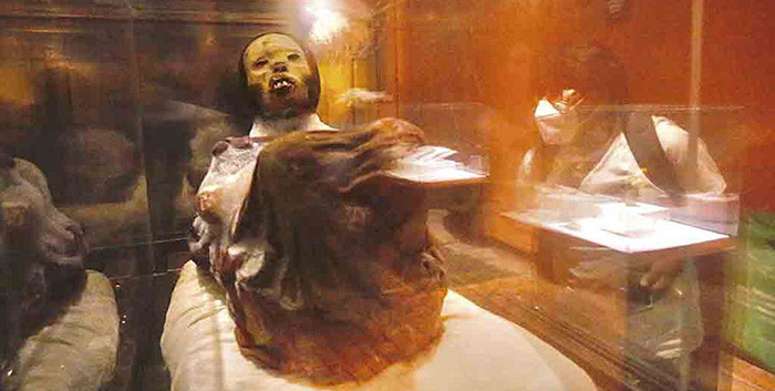 Họ làm như vậy để xoa dịu các vị thần, cầu xin thần linh che chở để có mùa màng bội thu và tránh được những thảm họa thiên nhiên tồi tệ.