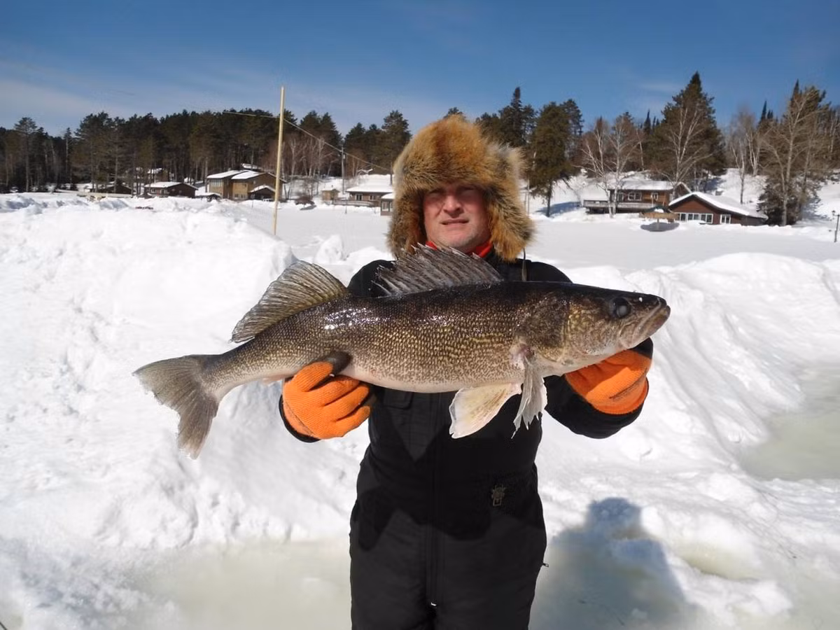  Canada: Người dân ở một số vùng nông thôn Canada ăn mừng năm mới bằng cách đi câu cá trên sông băng vào thời khắc giao thừa.