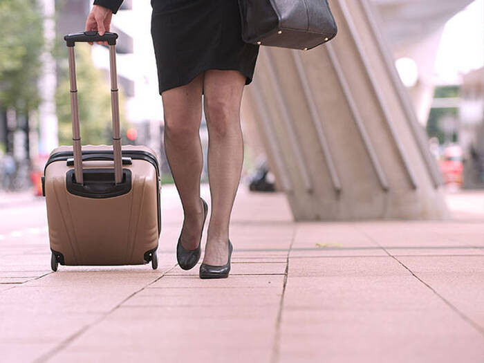  Colombia: Người dân nước này thích các chuyến du lịch và phiêu lưu nên có tập tục đi bộ quanh khu nhà, với một chiếc vali rỗng vào đêm giao thừa.