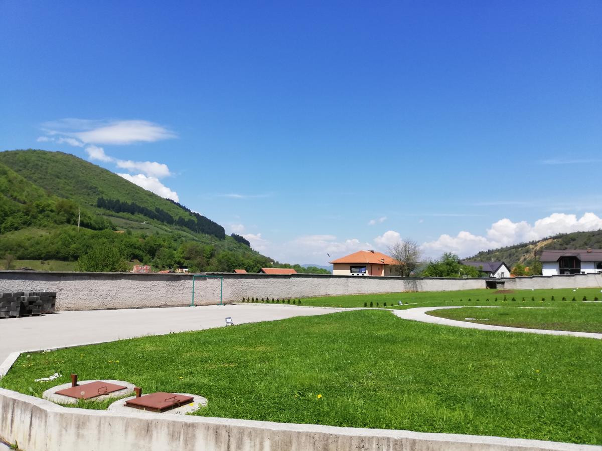 Dù khả năng chữa lành bệnh tật chưa được khoa học chứng minh là có thật nhưng nhiều người tìm đến những ngọn đồi ở thị trấn Visoko để tham quan, tìm hiểu những điều kỳ thú.