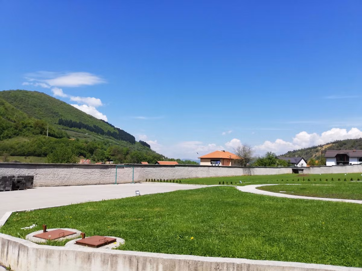 Dù khả năng chữa lành bệnh tật chưa được khoa học chứng minh là có thật nhưng nhiều người tìm đến những ngọn đồi ở thị trấn Visoko để tham quan, tìm hiểu những điều kỳ thú.