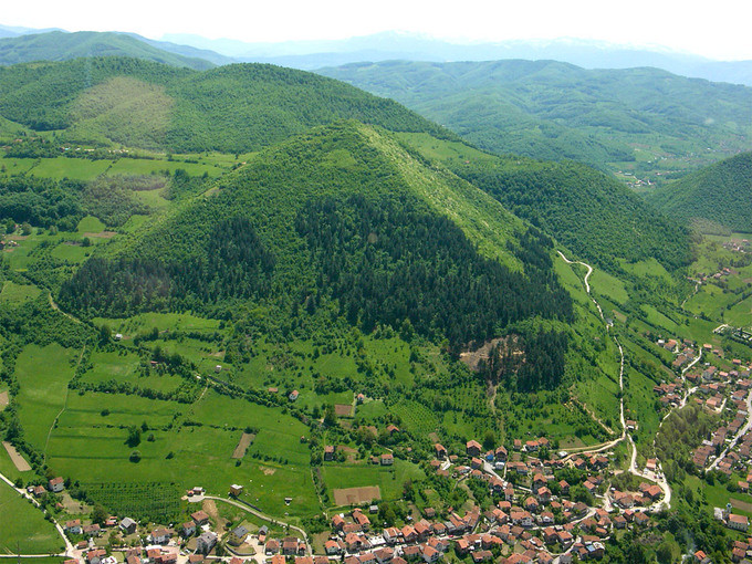 Nằm ở bang Zenica-Doboj Canton, miền trung Bosnia &amp; Herzegovina, thị trấn Visoko là một địa điểm du lịch nổi tiếng hấp dẫn du khách trong và ngoài nước. Một trong những điểm thu hút khách du lịch của thị trấn Visoko là những ngọn đồi giống kim tự tháp.