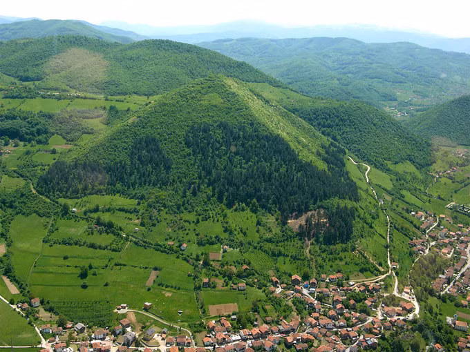 Nằm ở bang Zenica-Doboj Canton, miền trung Bosnia &amp; Herzegovina, thị trấn Visoko là một địa điểm du lịch nổi tiếng hấp dẫn du khách trong và ngoài nước. Một trong những điểm thu hút khách du lịch của thị trấn Visoko là những ngọn đồi giống kim tự tháp.