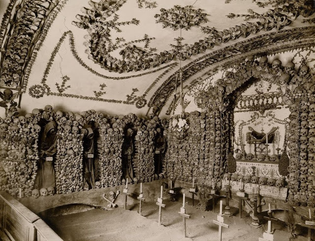 Hàng ngàn bộ hài cốt của các tu sĩ được sắp xếp một cách nghệ thuật trên các bức tường trong hầm mộ.