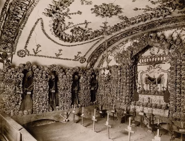 Hàng ngàn bộ hài cốt của các tu sĩ được sắp xếp một cách nghệ thuật trên các bức tường trong hầm mộ.