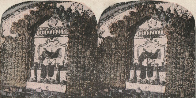 Trong số này một số bộ hài cốt của các thầy tu được khoác lên người áo choàng của nhà tu hành.