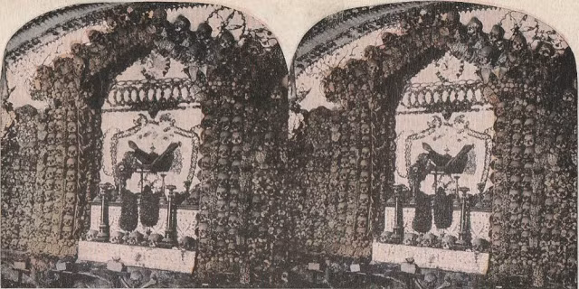 Trong số này một số bộ hài cốt của các thầy tu được khoác lên người áo choàng của nhà tu hành.