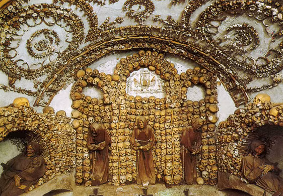 Mỗi năm, hàng ngàn du khách ghé thăm nhà thờ Santa Maria della Concezione dei Cappuccini và chiêm ngưỡng những bộ xương người được sắp xếp một cách nghệ thuật.