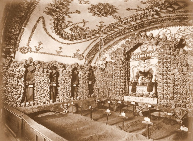 Một nhà thờ xương người nổi tiếng thế giới được nhiều người biết đến là Santa Maria della Concezione dei Cappuccini ở Rome, Italy.