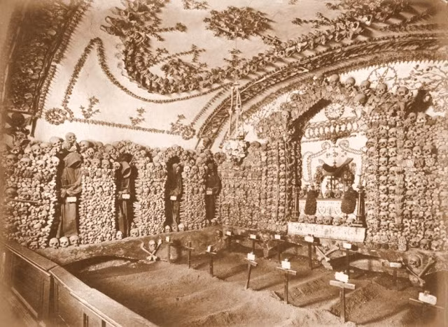 Một nhà thờ xương người nổi tiếng thế giới được nhiều người biết đến là Santa Maria della Concezione dei Cappuccini ở Rome, Italy.