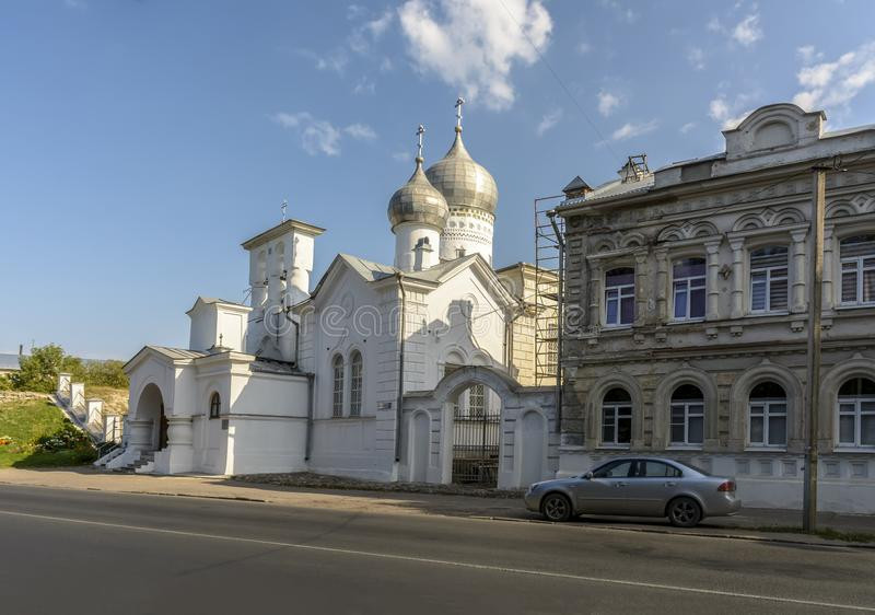 Nhiều tài liệu lịch sử ghi nhận, nhà thờ đầu tiên được xây dựng ở Nga trong 1 ngày là ở Novgorod năm 1390. Khi ấy, người dân xây dựng một obydennaya tserkov bằng gỗ với hy vọng sẽ đẩy lùi dịch hạch đang hoành hành ở Nga cũng như các nước châu Âu.