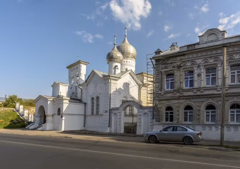 Nhiều tài liệu lịch sử ghi nhận, nhà thờ đầu tiên được xây dựng ở Nga trong 1 ngày là ở Novgorod năm 1390. Khi ấy, người dân xây dựng một obydennaya tserkov bằng gỗ với hy vọng sẽ đẩy lùi dịch hạch đang hoành hành ở Nga cũng như các nước châu Âu.