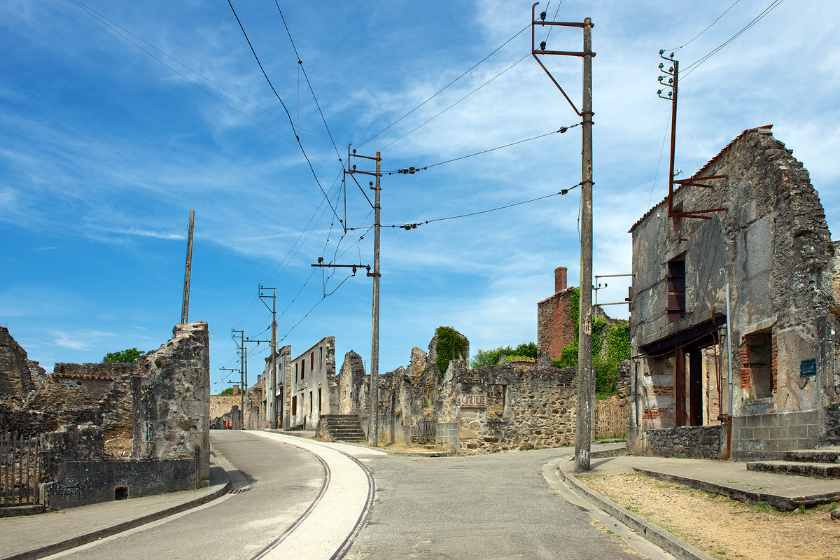 Sau khi thực hiện cuộc thảm sát, binh lính Đức quốc xã phóng lửa thiêu rụi nhiều tòa nhà ở Oradour-Sur-Glane.