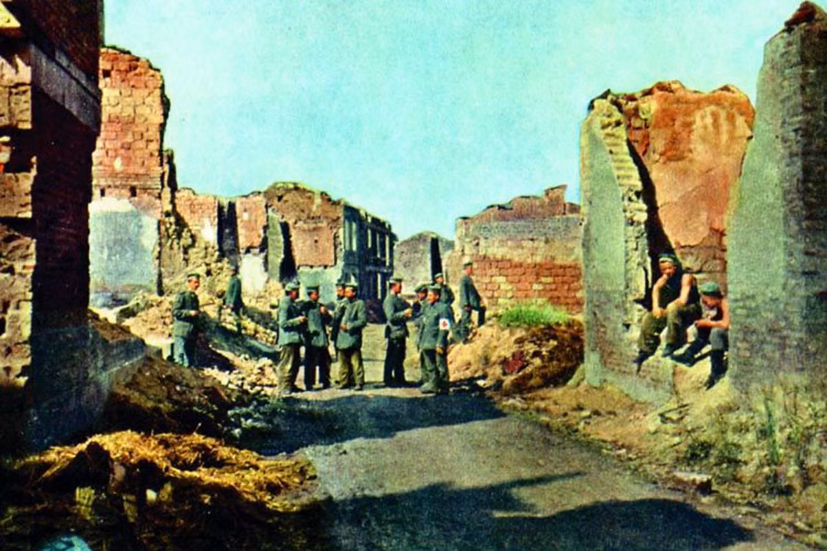 Những bức ảnh lính Đức trên chiến trường Thế chiến 1 do Hans Hildenbrand chụp đem đến cho độc giả một góc nhìn mới về một trong những cuộc chiến tranh đẫm máu nhất lịch sử. Trong ảnh là binh sĩ Đức tại Sommepy - một ngôi làng của Pháp.