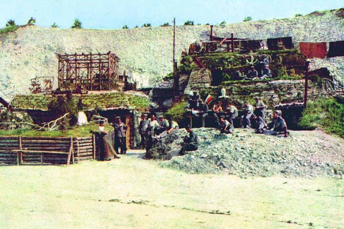 Binh lính Đức đứng trước một boongke ở Champagne.