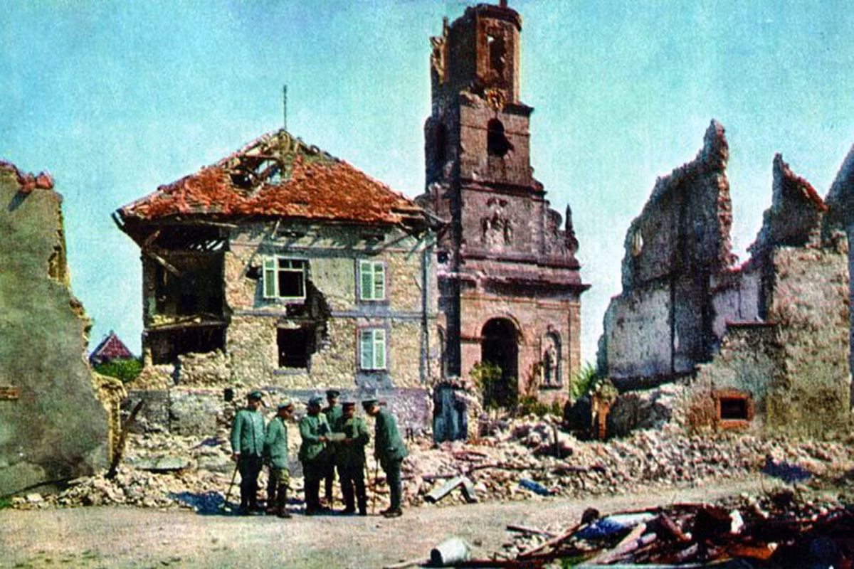Nhiều nhà cửa, nhà thờ, đường xá... bị phá hủy trong các cuộc chiến khốc liệt hồi Thế chiến 1. Trong ảnh là lính Đức đứng trước các ngôi nhà bị hư hại nghiêm trọng vì bom đạn chiến tranh.