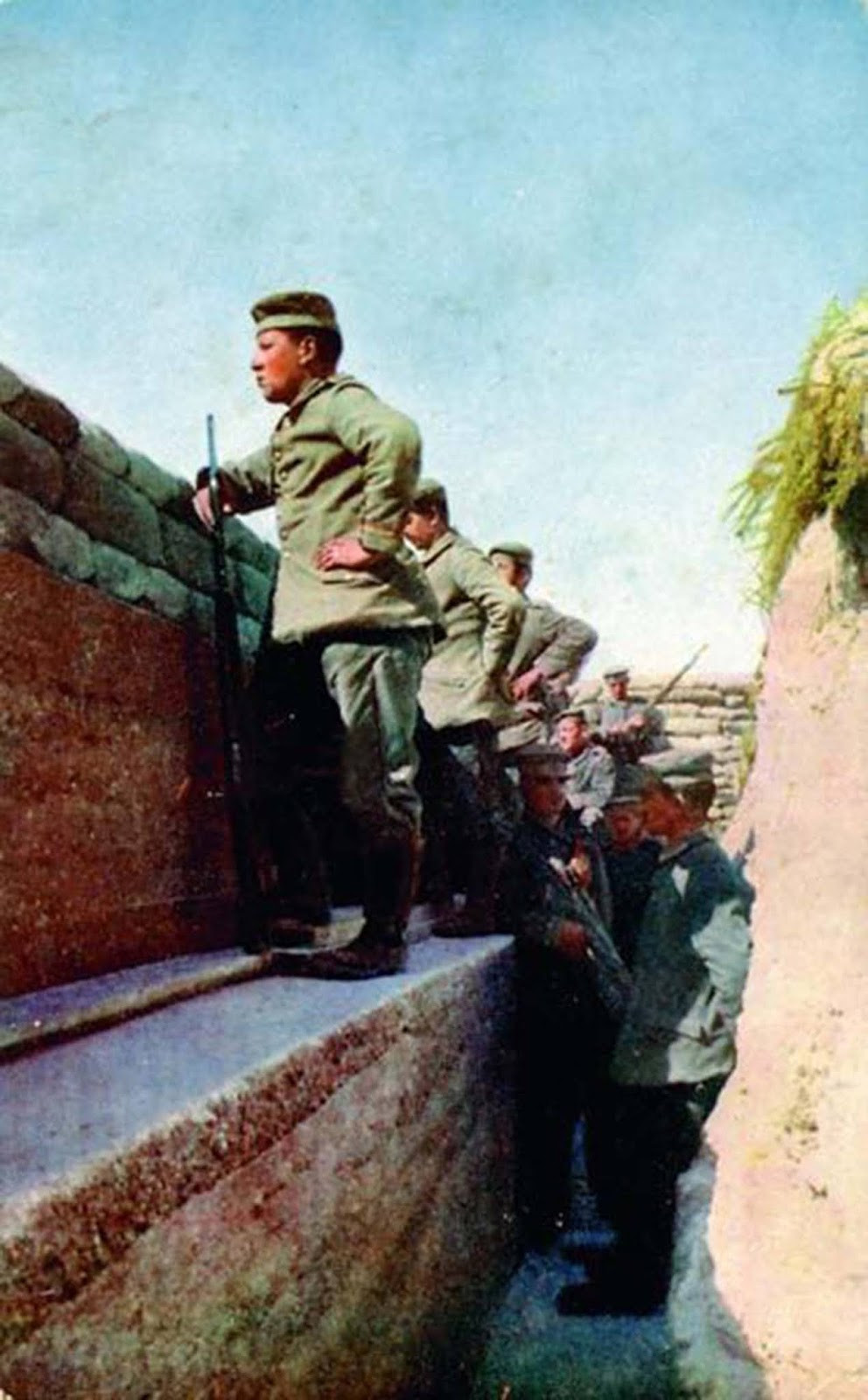 Binh sĩ Đức đứng tại chiến hào quan sát động thái của quân địch.