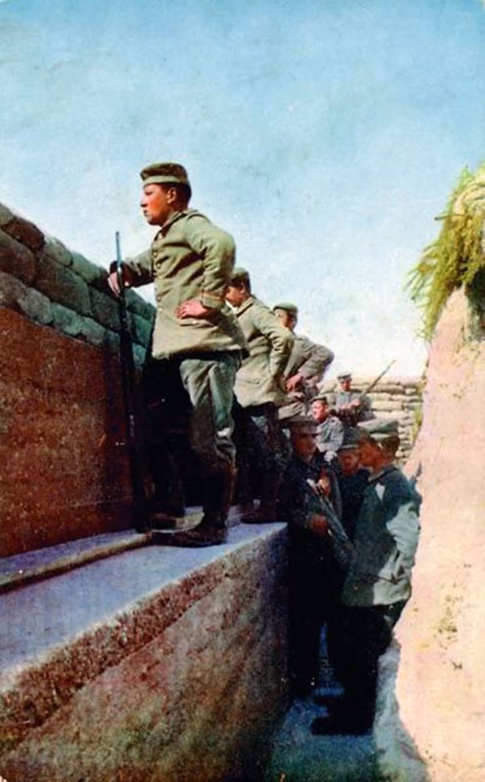 Binh sĩ Đức đứng tại chiến hào quan sát động thái của quân địch.