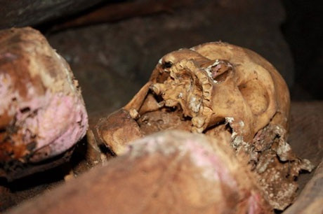 Sau khi thi hài khô hoàn toàn sẽ được đặt vào trong một cỗ quan tài làm bằng gỗ thông rồi đưa vào trong hang sâu. Đây có thể là hang động tự nhiên hoặc hang động do con người đào sâu vào lòng núi đá.