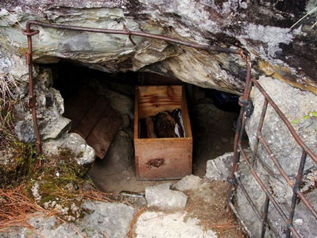 Các nhà khảo cổ phát hiện có hơn 200 hang động trên các sườn núi quanh thị trấn Kabayan. Trong số này có khoảng 20 hang động chứa các xác ướp của người Ibaloi. Một số hang động khác chứa xác ướp nhưng các chuyên gia chưa thể tiếp cận vì địa hình hiểm trở.