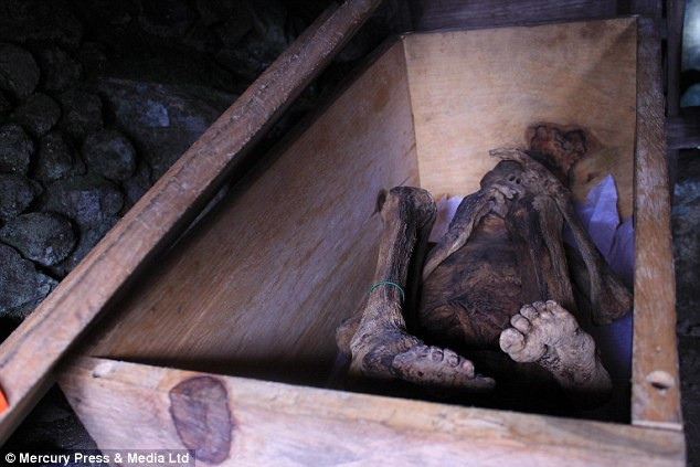 Sau khi tử vong, thi hài người quá cố sẽ được hun bằng khói. Nhiều loại thảo dược được người Ibaloi sử dụng trong quá trình này để ngăn thi thể phân hủy.