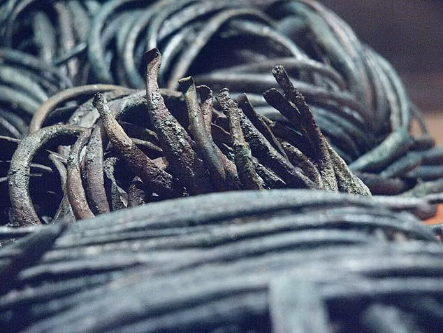 Kết quả thể hiện, khoảng 70% số nhẫn, trang sức bằng đồng và lưỡi rìu nặng trung bình khoảng 195 gam. Chúng có cân nặng tương đương nhau đến mức con người rất khó phân biệt được nếu chỉ cầm bằng tay mà không có dụng cụ cân đo.