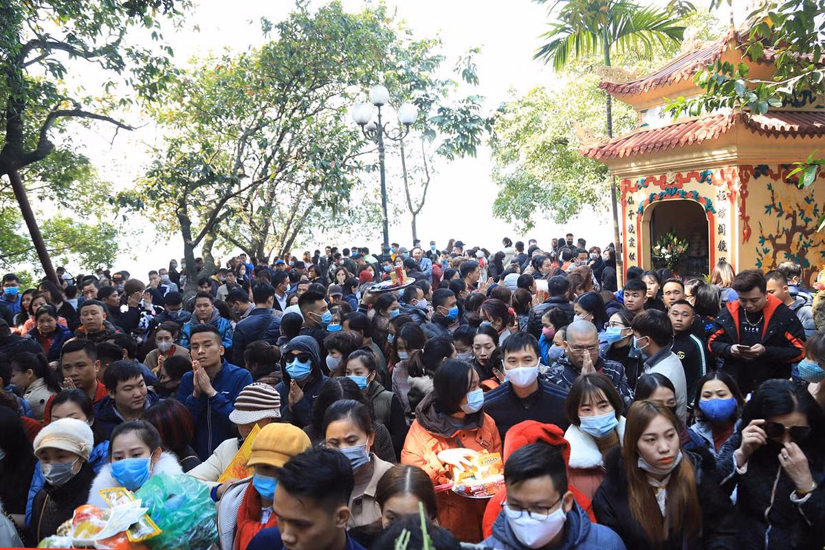 Phía trước sân đền, người người tìm cách tiến sâu vào trong để đặt đồ lễ lên ban thờ.