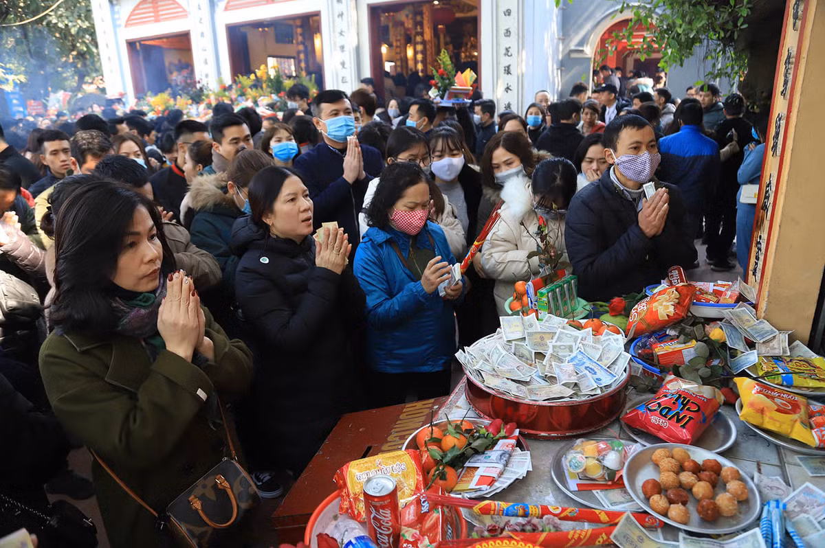 Trao đổi với VietNamNet, Trưởng ban Quản lý phủ Tây Hồ Trương Tiến Hồi cho biết: “Chúng tôi đã phối hợp với chính quyền địa phương đẩy mạnh tuyên truyền các biện pháp phòng, chống dịch Covid-19 cho du khách đến làm lễ dịp cuối năm. Chúng tôi cũng đề nghị lực lượng chức năng luôn túc trực để bảo đảm an ninh, trật tự khu vực”.