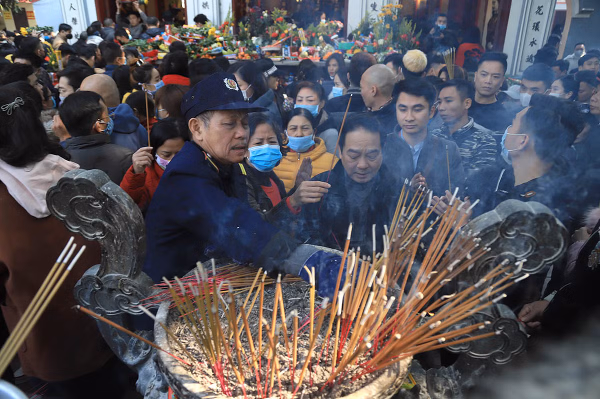 Bảo vệ kiêm luôn việc thu dọn bát hương do người đi lễ cắm quá nhiều, dễ gây hỏa hoạn. Mặc dù phủ Tây Hồ có biển thông báo hạn chế đốt hương nhưng tình trạng vẫn không giảm