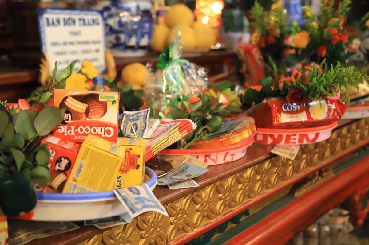 Dù có hòm công đức nhưng mọi người đều rải tiền lẻ lên ban thờ.