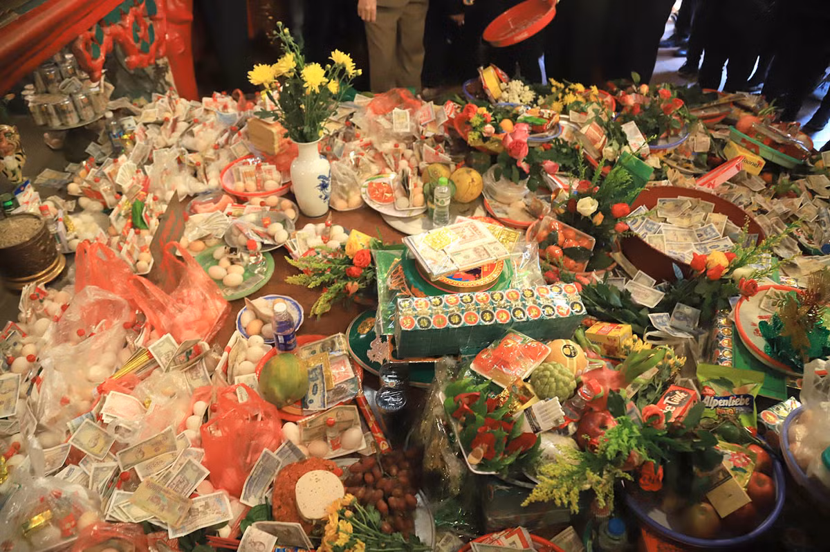 Trong cảnh chen lấn, các mâm lễ được nhiều người đội lên đầu